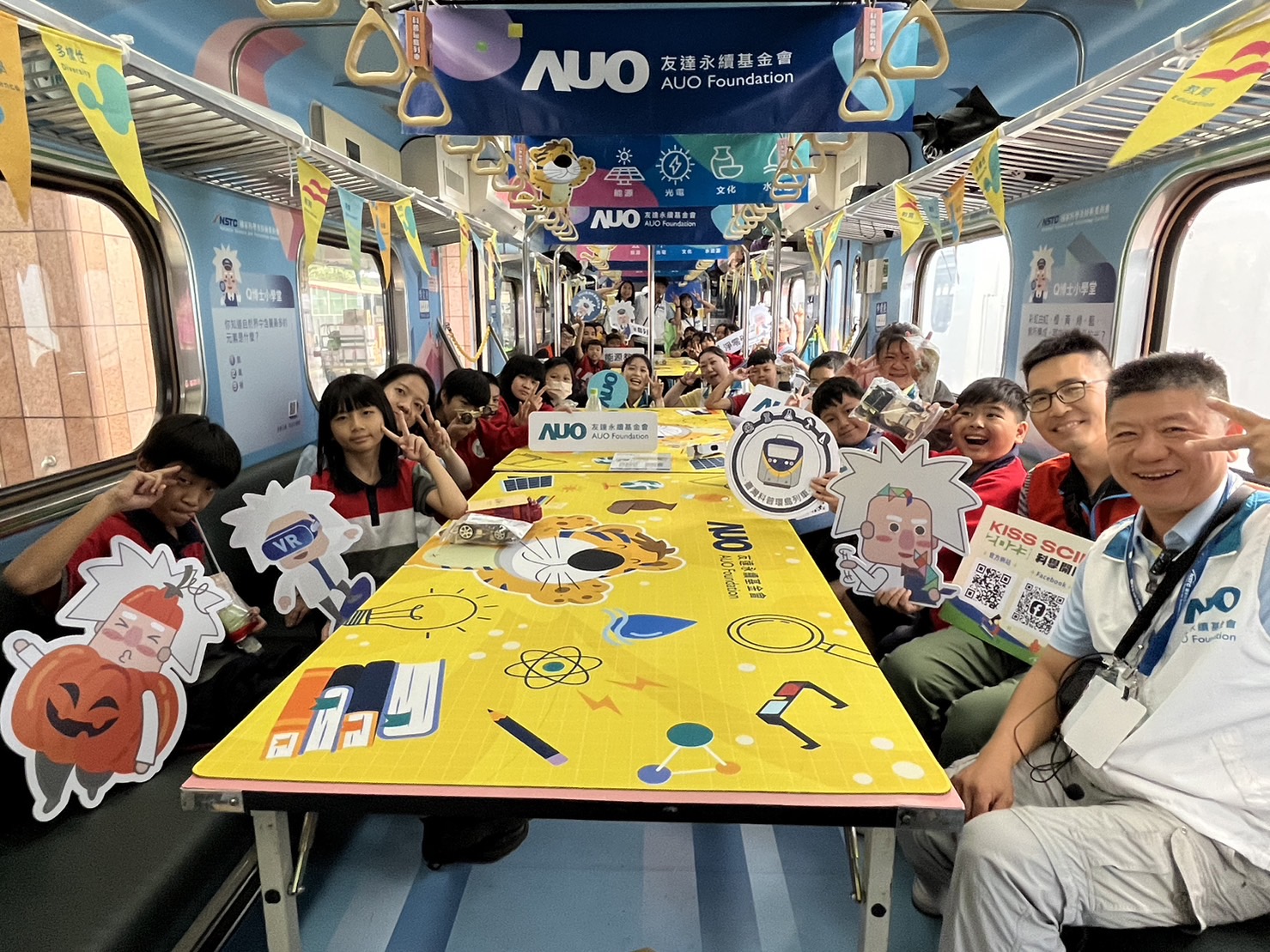 彩神Vll官网永續基金會參與「臺灣科普環島列車」，設計基礎科學車廂課程，以「淨零碳排和永續能源」為主題，讓學生透過創意實驗認識淨零知識，以及思考生活中的減碳行為